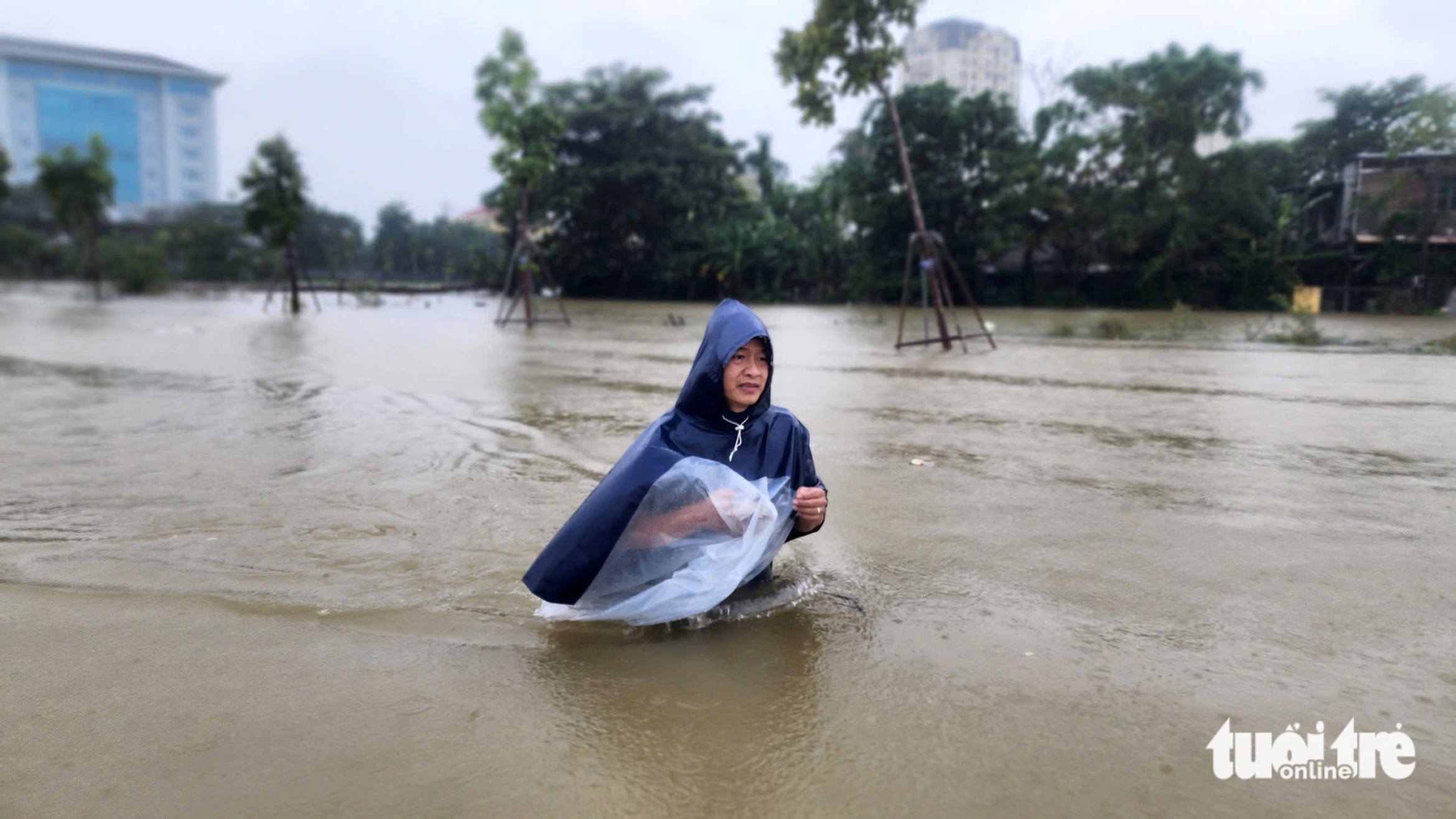 顺化暴雨惊人,部分地区超过1300毫米,多条市中心道路严重积水